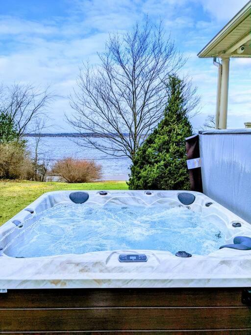 Artemis Lakehouse - Hot Tub, Lakefront & Racetrack Villa Saratoga Springs Dış mekan fotoğraf